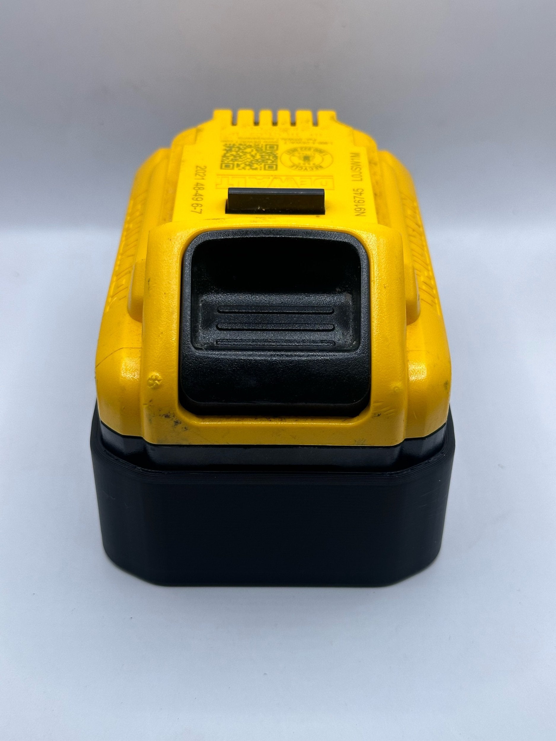 STS Auto Design Magnetic Battery Cover for Dewalt 20V 6/8Ah - DWDCB206BK