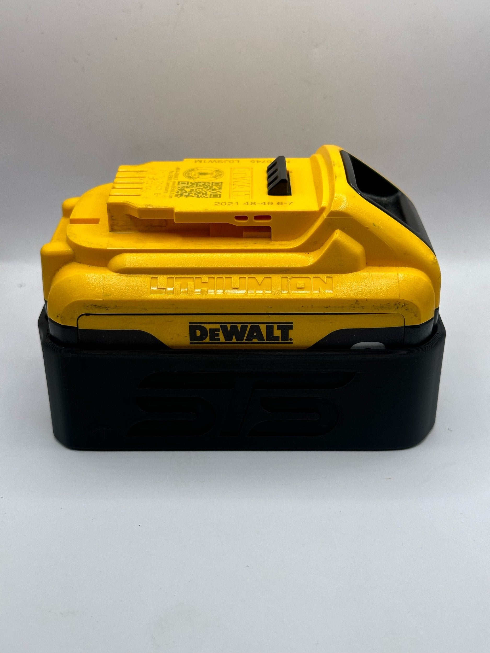STS Auto Design Magnetic Battery Cover for Dewalt 20V 6/8Ah - DWDCB206BK