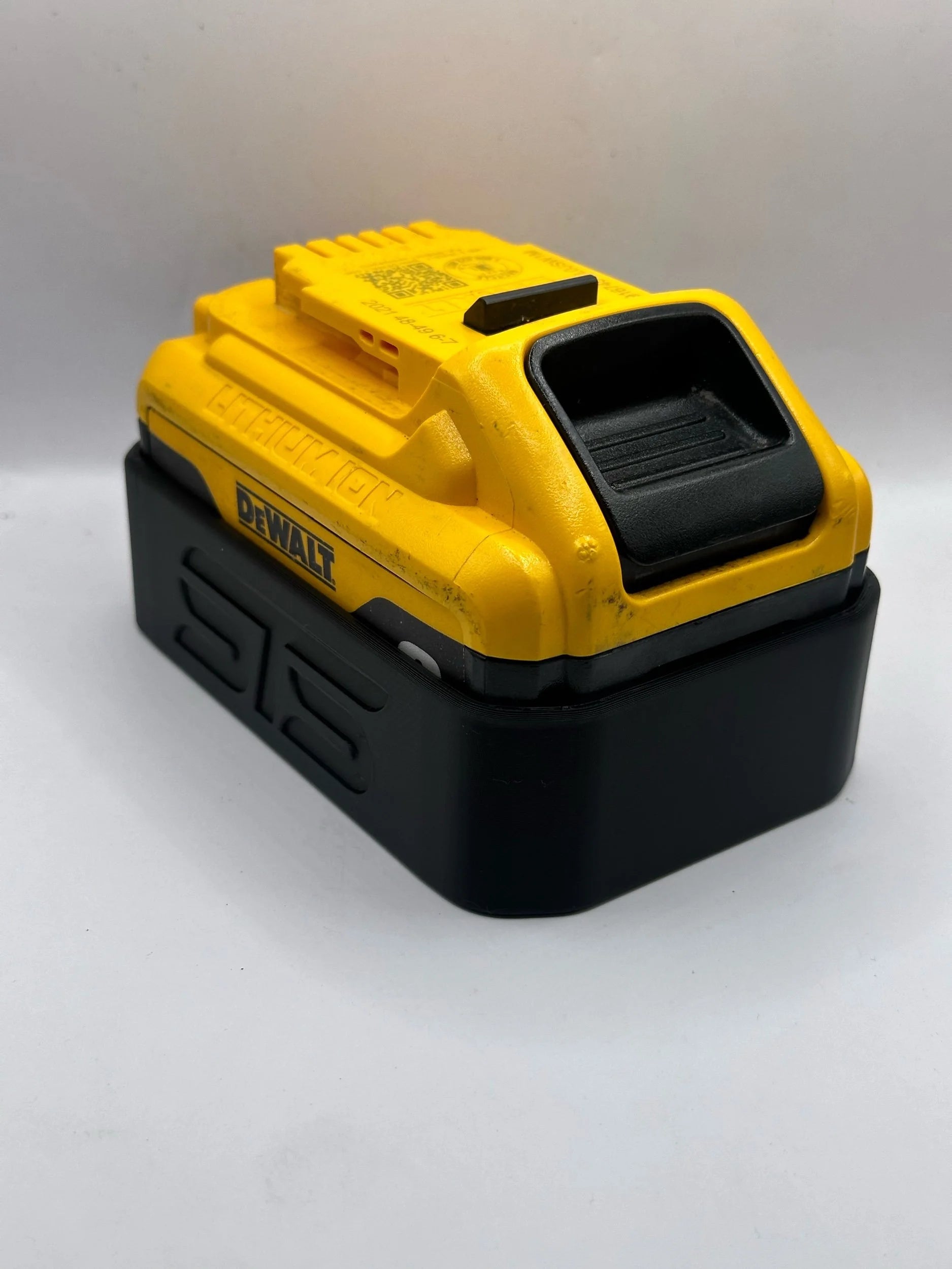 STS Auto Design Magnetic Battery Cover for Dewalt 20V 6/8Ah - DWDCB206BK