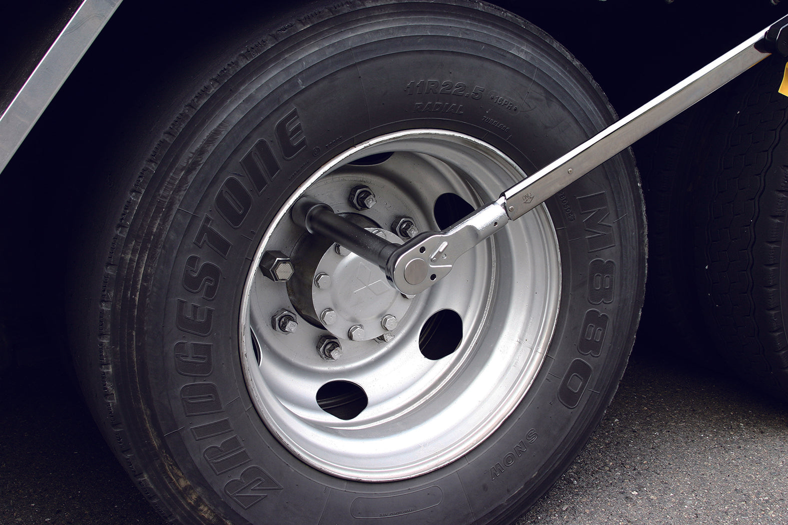 Ko-ken Tools 1 Sq. Dr. Extra Long Wheel Nut Socket 32mm 6 point Length 400mm Ko-ken Tools