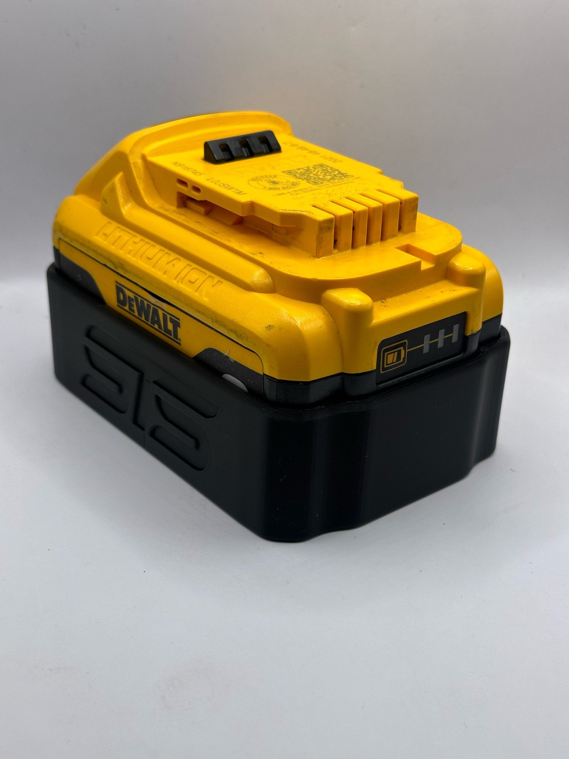STS Auto Design Magnetic Battery Cover for Dewalt 20V 6/8Ah - DWDCB206BK