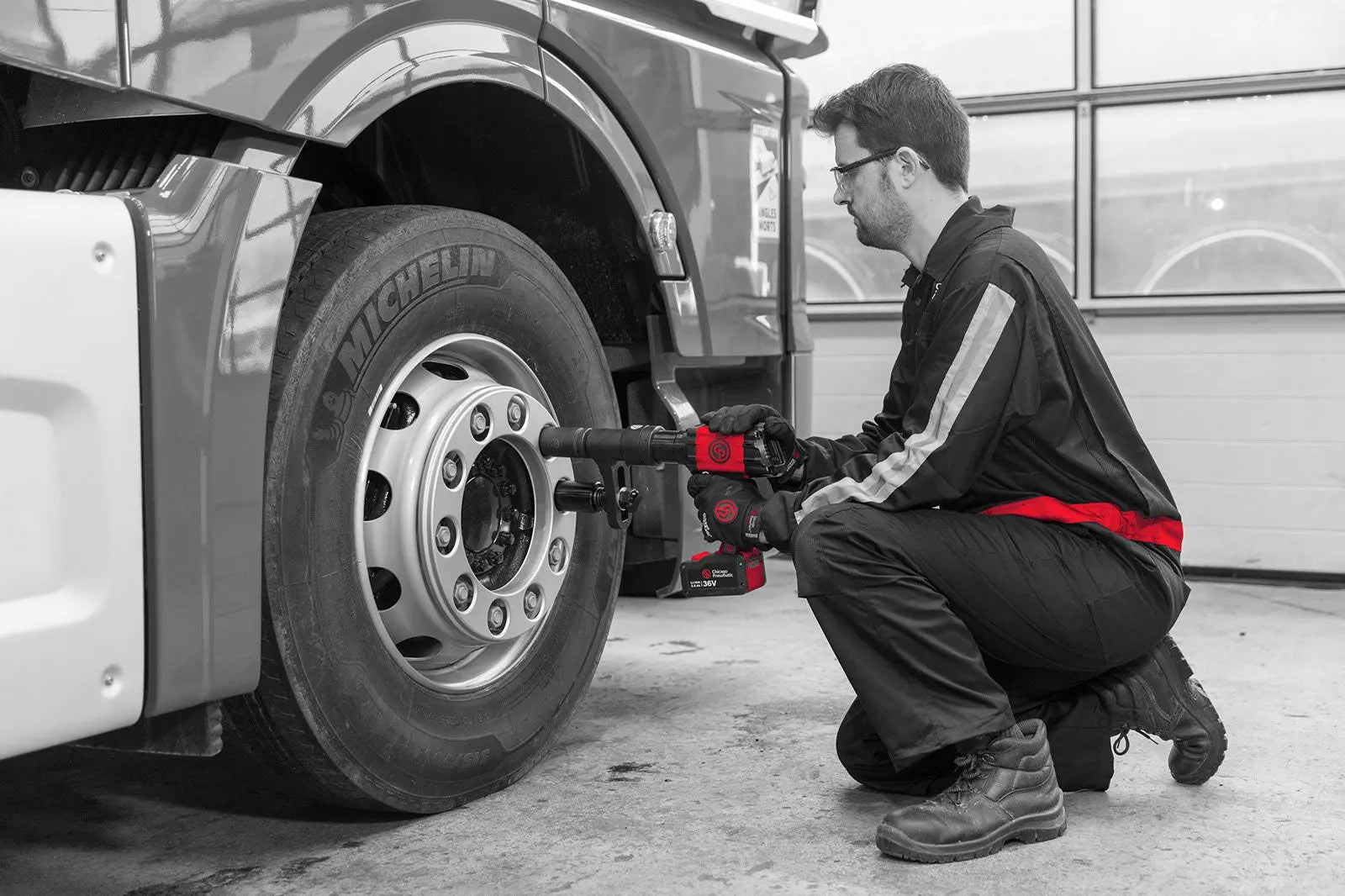 Chicago Pneumatic 1 in Battery Connected Quality Torque Wrench with Cup and 1 Trigger - CP 6151570580 Chicago Pneumatic