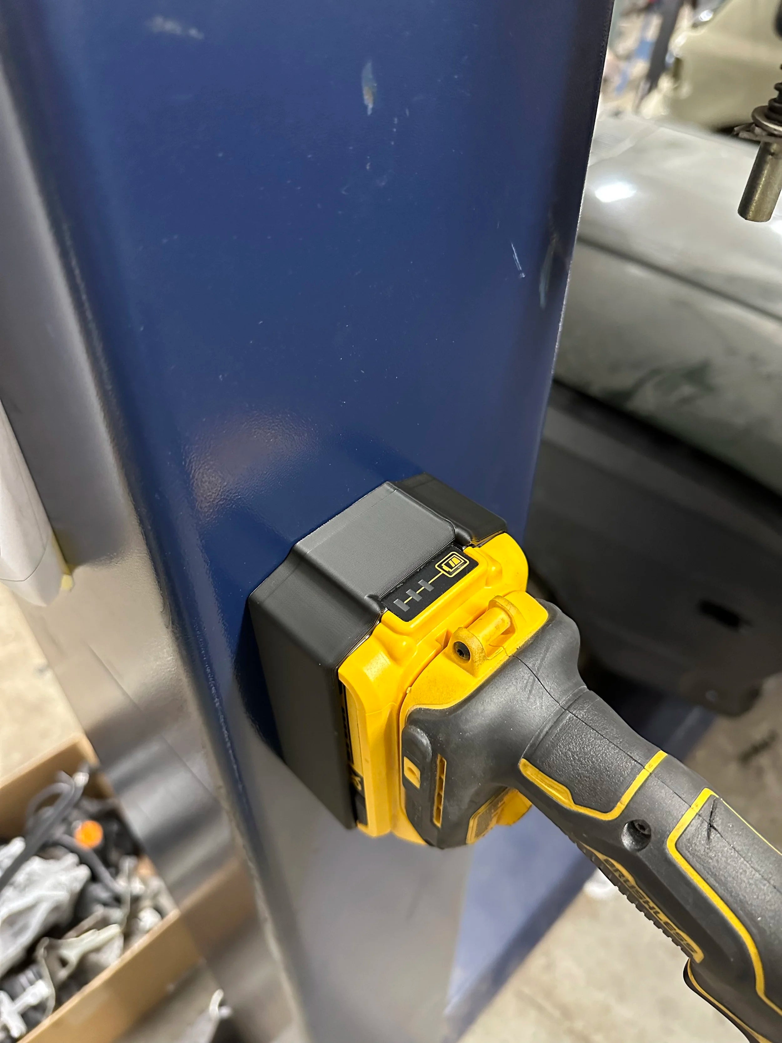STS Auto Design Dewalt 20V 5Ah Magnetic Battery Cover - DWDCB205BK